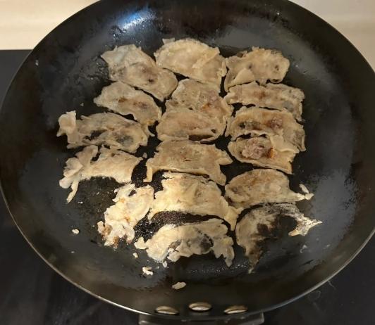煎餃不黏鍋方法