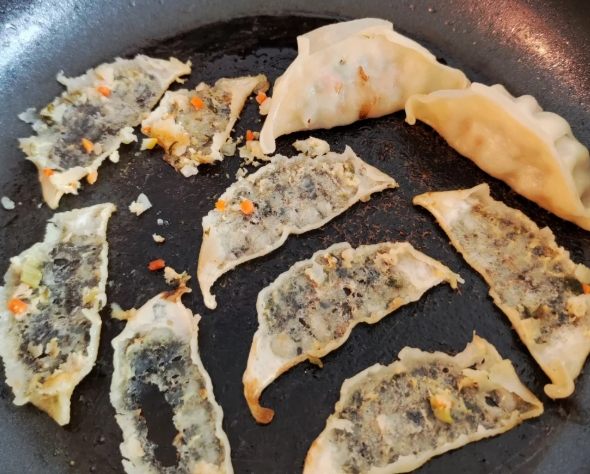 煎餃不黏鍋方法