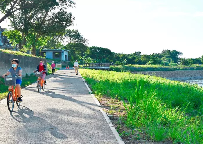 老街溪河岸公園 停車 老街溪河岸公園 停車
