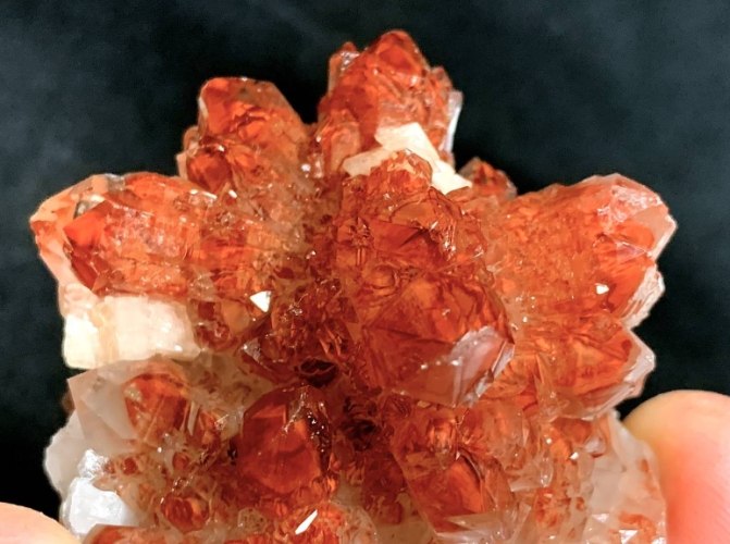 紅水晶：能量功效、禁忌解析與保養鑑別全指南