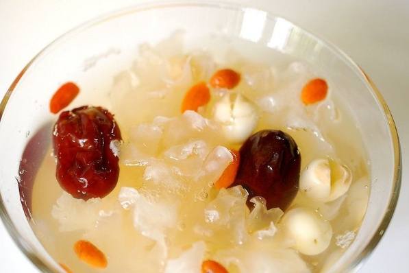 白木耳蓮子湯 白木耳蓮子湯